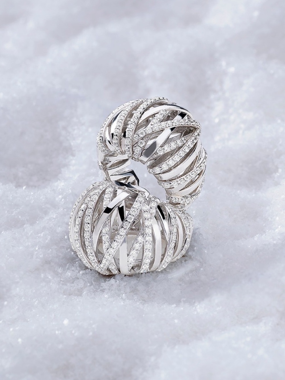 APM Monaco Enlacé Small Hoop Earrings